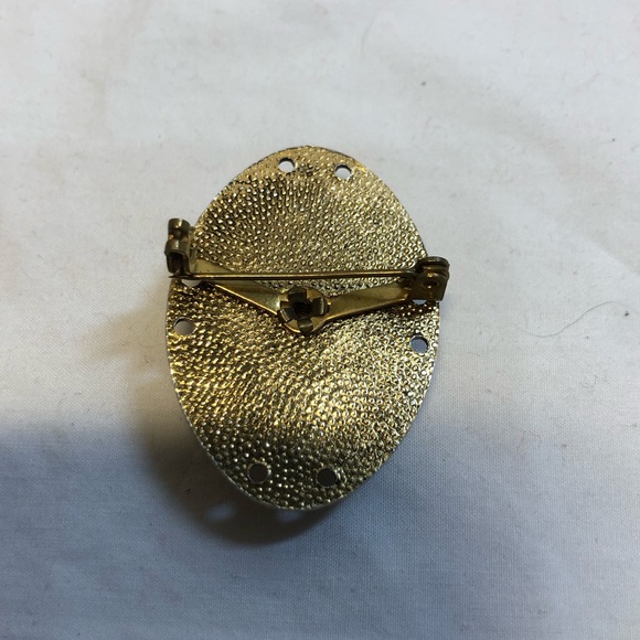 Vintage Victorian Style Gold Tone and Resin Cameo Brooch. - Picture 3 of 9